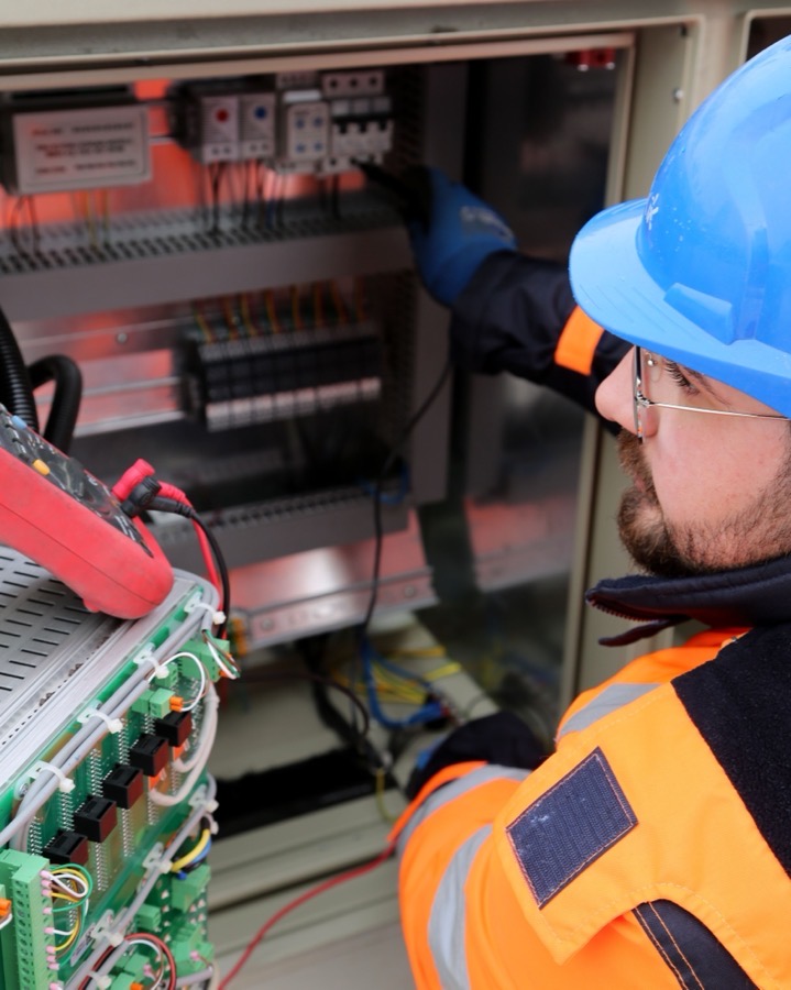 Technicien en intervention sur une armoire électrique