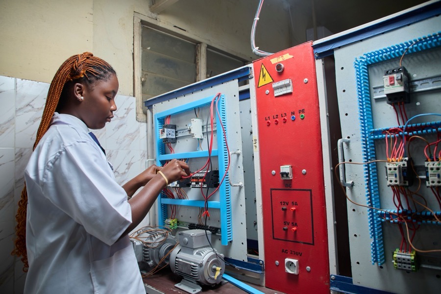Technicienne sur un tableau électrique industriel
