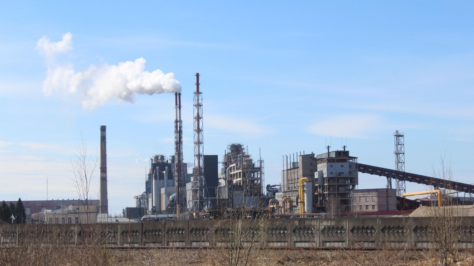 Site industriel avec cheminées