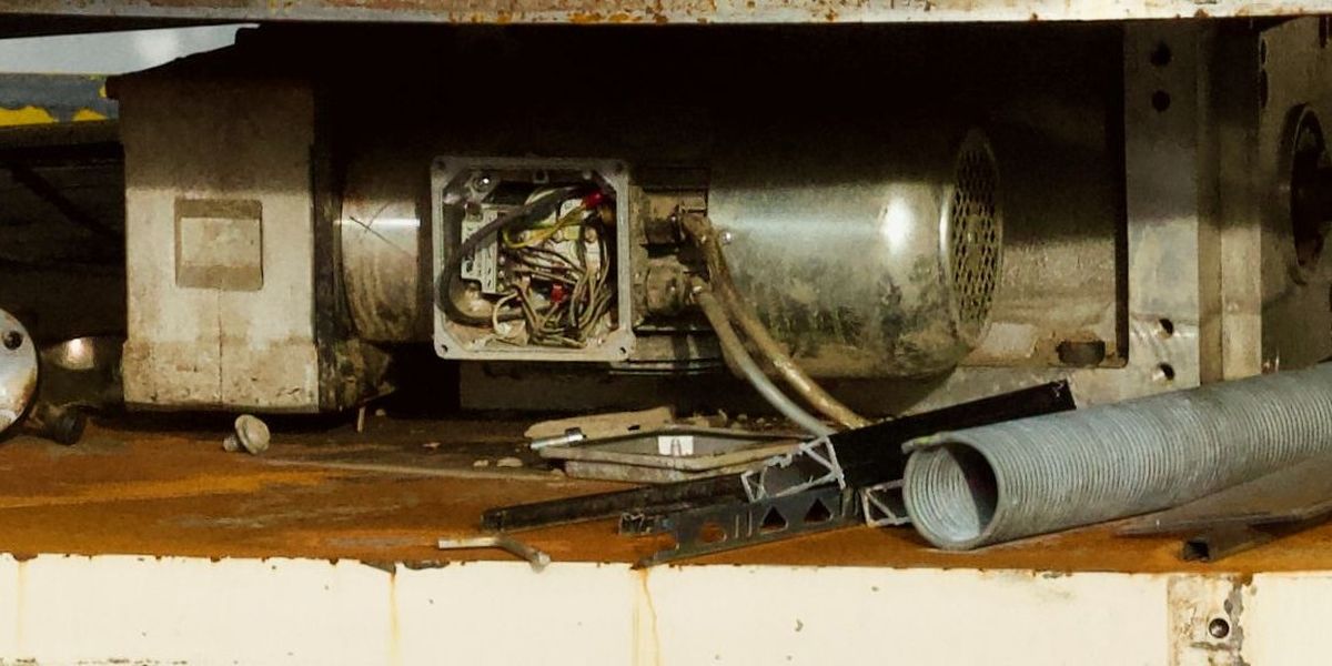 Moteur électrique industriel avec sa boîte à bornes ouverte laissant voir le câblage interne.